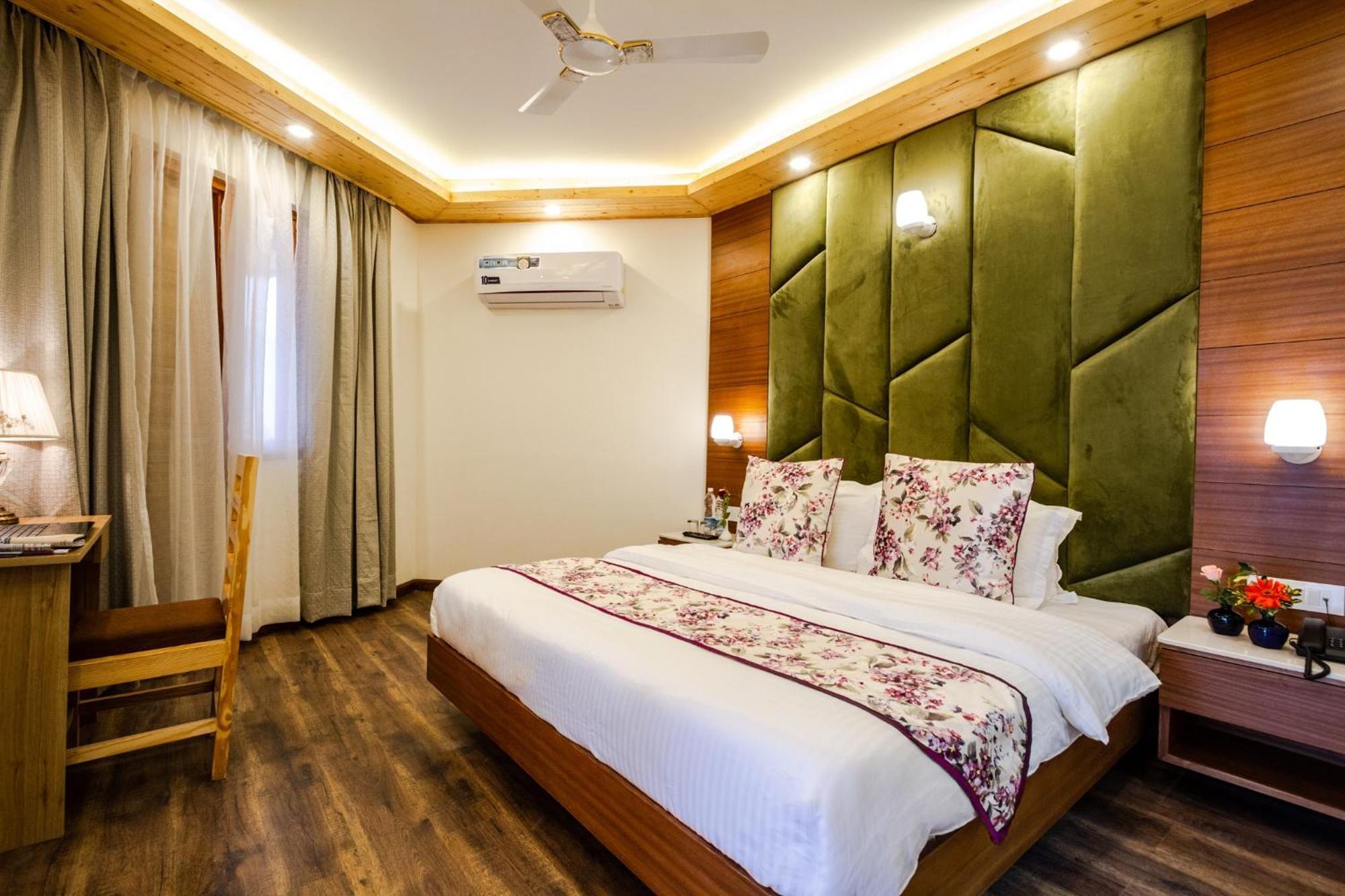 Anand Vardhan Resorts Manali  Ruang foto