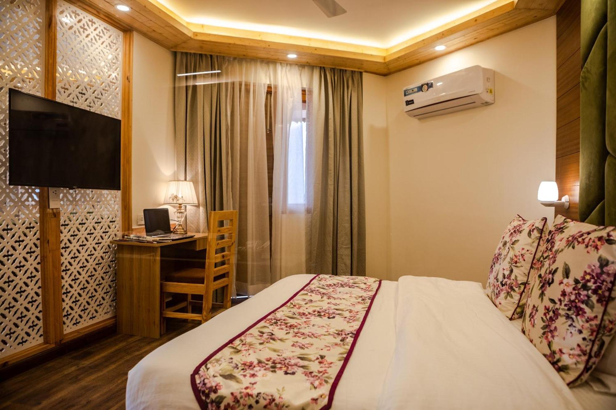 Anand Vardhan Resorts Manali  Ruang foto